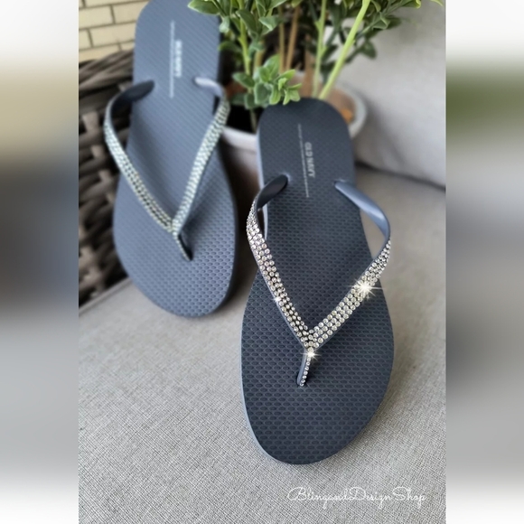 Old Navy Gray Sandals Flip Flops Gray Women's Beach Shoes With Rhinestones - Picture 1 of 9